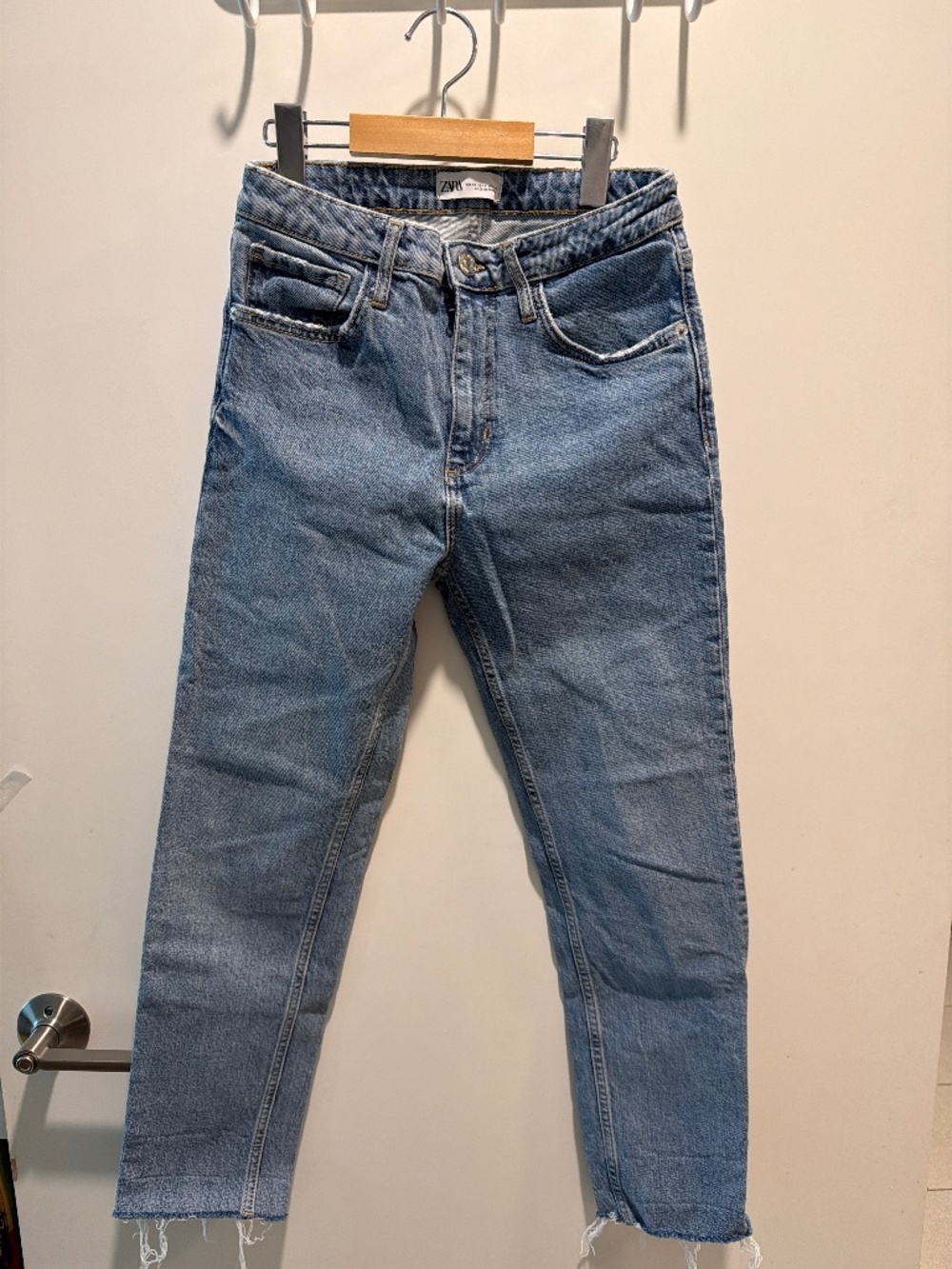 Zara Light Wash Straight Leg Crop Jeans US 6 Raw Hem Like New Never Worn